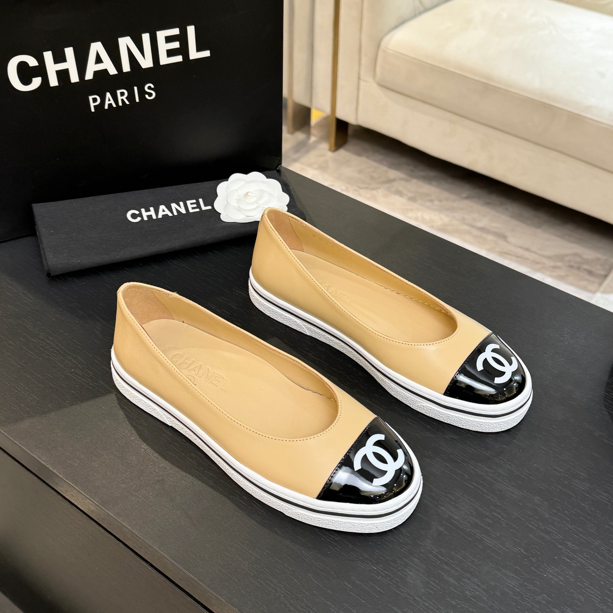 Chanel-CC-Logo-Calfskin-Leather-Ballet-Flat-Beige-Black-35To41