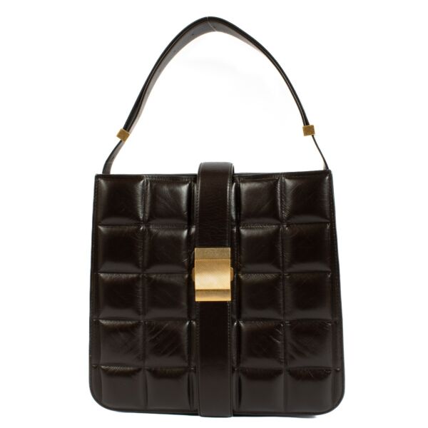 Bottega Veneta Fondant Padded Marie Bag in brown leather, featuring a padded design and elegant gold-tone hardware. Shop now on Labellov. 