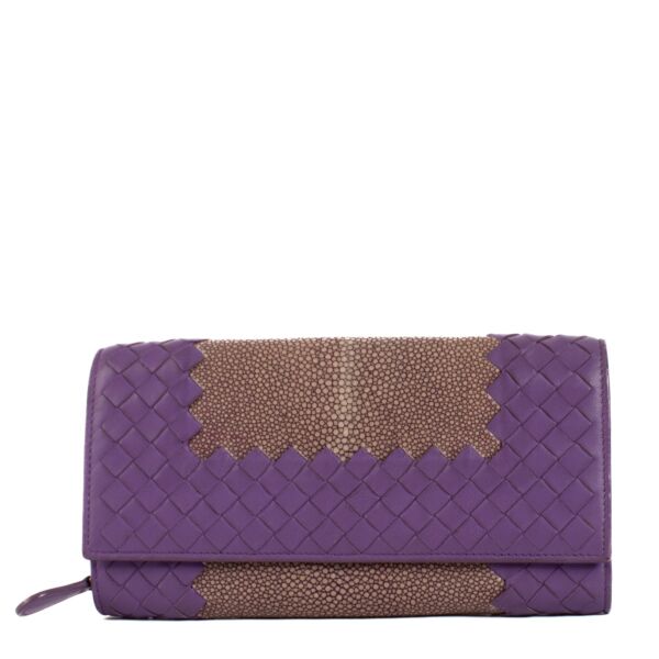Shop safe online at  Replica Handbags in Antwerp, Brussels and Knokke this 100% authentic second hand Bottega Veneta Purple Galuchat Wallet. Veilig online authentieke tweedehands Bottega Veneta Purple Galuchat Wallet kopen bij Labellov. 