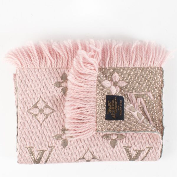 Shop safe online at  Replica Handbags in Antwerp, Brussels and KNokke this 100% authentic second hand Louis Vuitton Pink Logomania Scarf