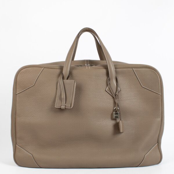 Shop the authentic Hermès Etoupe Clemence PHW Victoria 50 Travel Bag second hand on Replica Shoes .